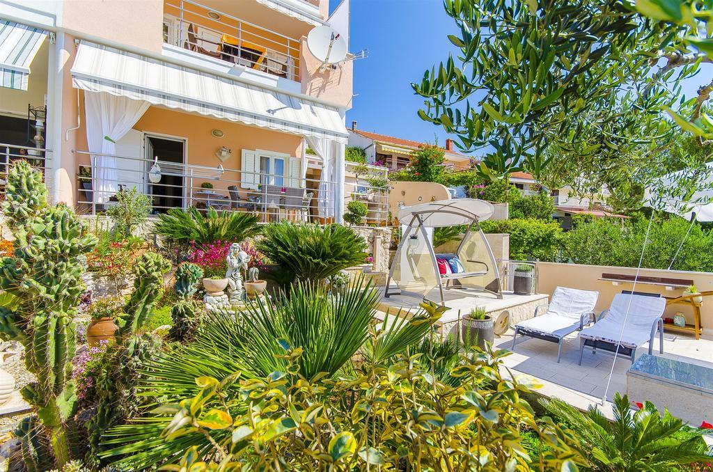 Apartments Nives Trogir Exteriör bild